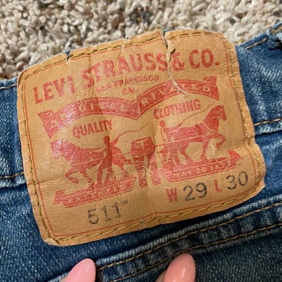 Levi’s woman’s medium wash cut off Jean shorts | size 29 - Picture 5 of 6